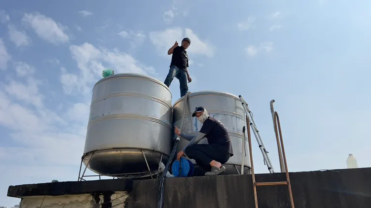 清洗水塔最好兩人一組，清洗前確實斷電。717清水塔特工隊提供