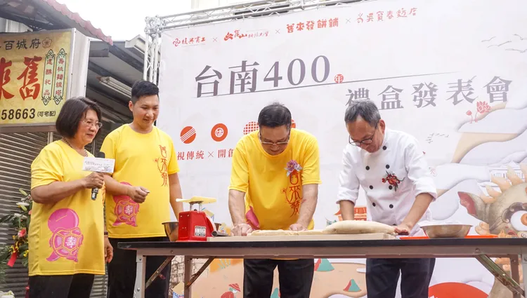 吳寶春(右1)及舊來發何錫銘(右2)現場聯合創作。校方提供