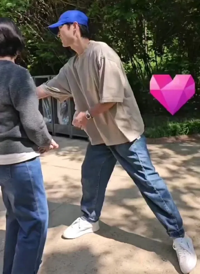 宋仲基上前向粉絲致意。翻攝芒果撈小萌主微博