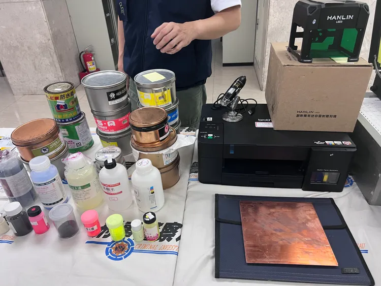 警查獲相關證物。翻攝畫面