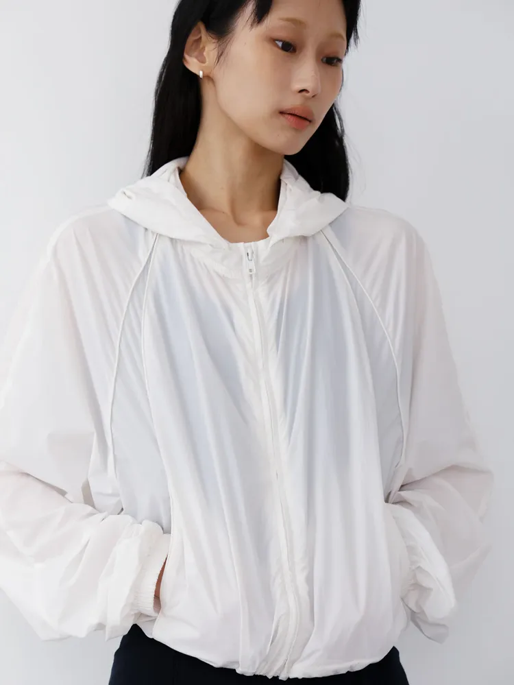 輕透短版防曬外套，2680元。品牌提供