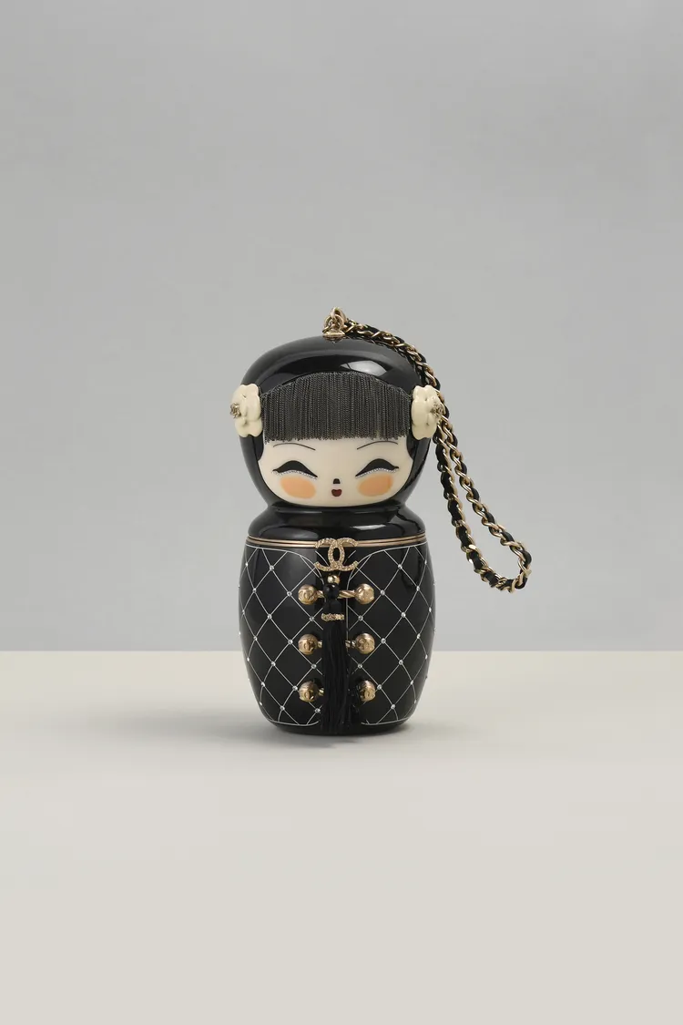 香奈兒黑色搪瓷巴黎-上海中國娃娃包早秋系列2010。邦瀚斯提供