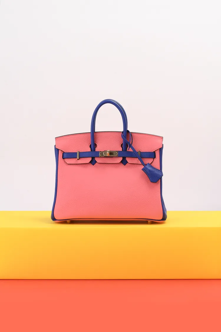 愛馬仕訂制玫瑰杜鵑粉電光藍公牛皮柏金包25釐米配金配件。邦瀚斯提供