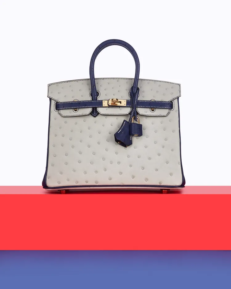 愛馬仕 訂制珍珠灰 鳶尾花藍色鴕鳥皮柏金包25釐米配霧面黃金配件。邦瀚斯提供