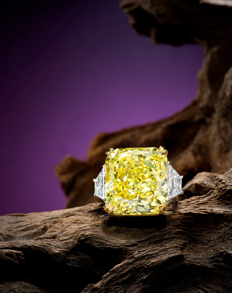 25.88克拉天然艷彩黃色VVS1淨度鑽石配鑽石戒指，估價約4358萬至7471萬元台幣。邦瀚斯提供