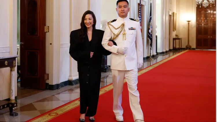 楊紫瓊（左）的白宮穿搭選擇BALENCIAGA黑色西裝、Roger Vivier 鑽扣高跟鞋。品牌提供