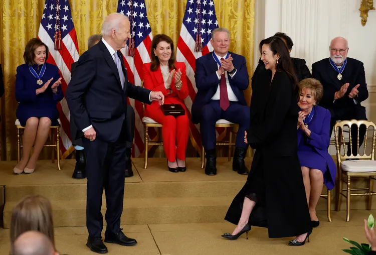 楊紫瓊（右）現身白宮接受總統拜登（左）親手頒獎。品牌提供