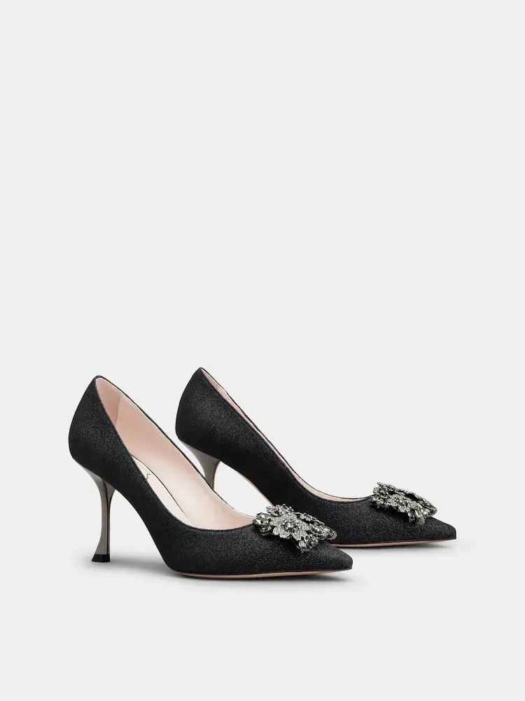 Roger Vivier Bouquet Strass Buckle鑽扣高跟鞋，7萬9900元。品牌提供