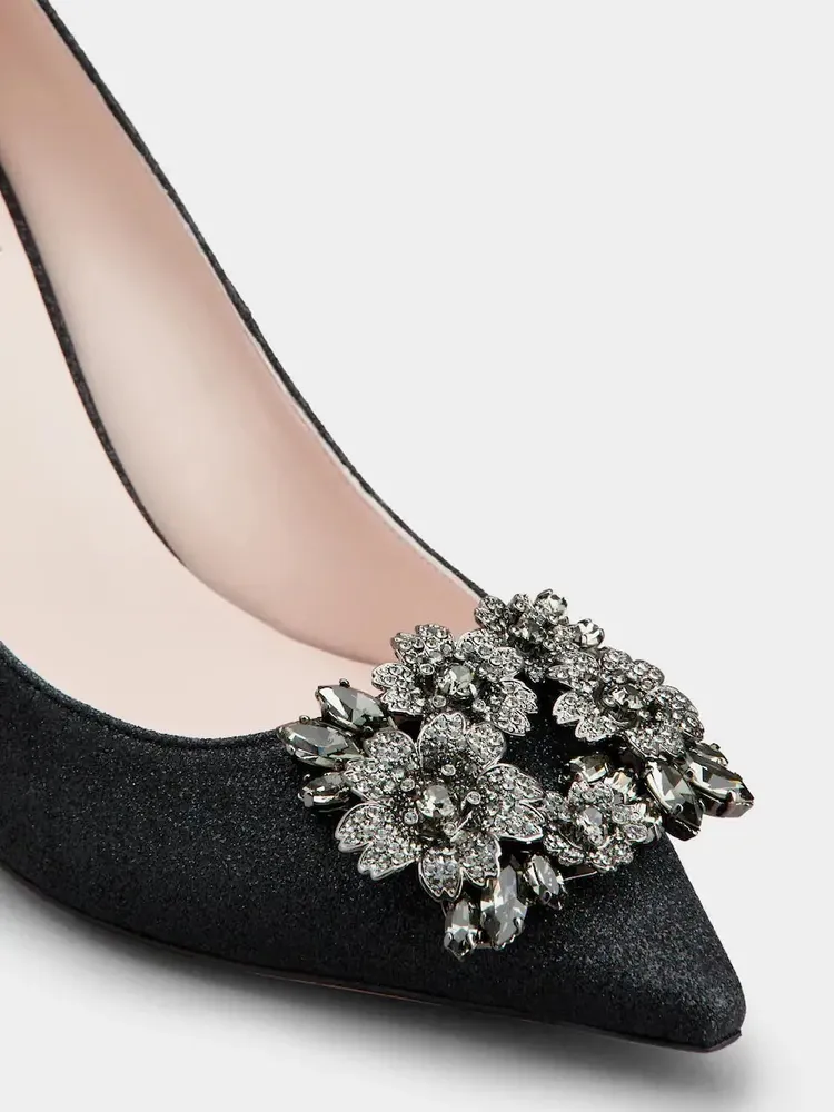 Bouquet Strass鞋款以星紗面料搭配水晶花朵造型鑽飾點綴。品牌提供
