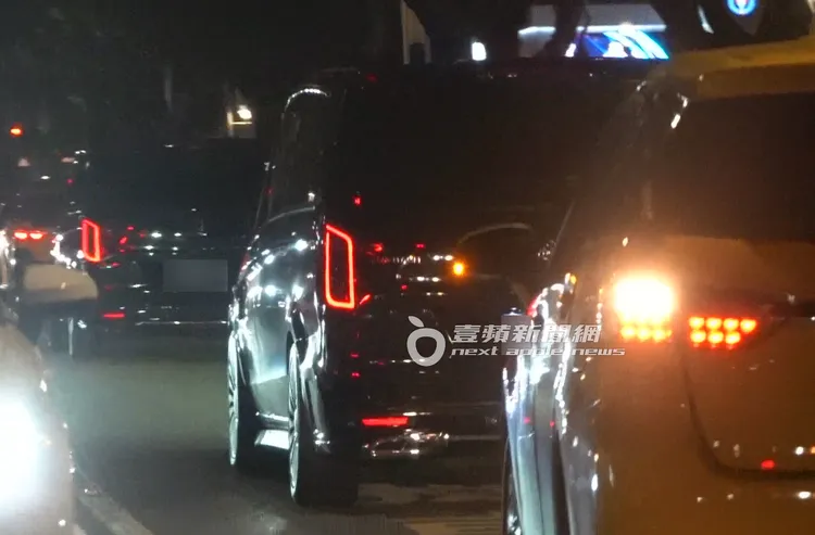 依舊有熱情粉絲包車跟著在朴敏英保母車後面。特勤中心攝