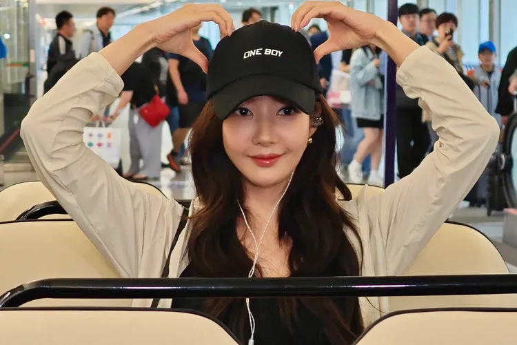 女神朴敏英坐上桃園機場高爾夫接駁車，比出耳朵愛心。ONE BOY提供