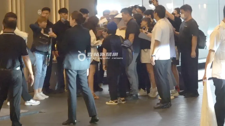 朴敏英一回飯店下保姆車，便有近20名粉絲上前要求簽名，人氣相當旺。特勤中心攝