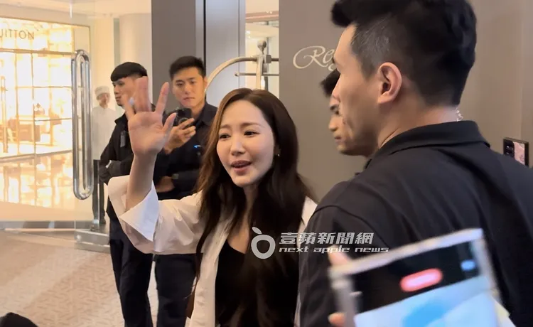 朴敏英幫大家簽完名後，揮著手與粉絲道別。特勤中心攝