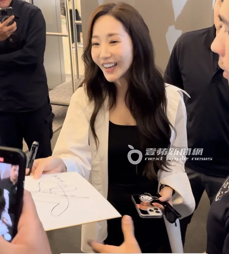 朴敏英臉上充滿笑容的幫粉絲簽名，拿到親筆簽名的粉絲更是歡喜。特勤中心攝