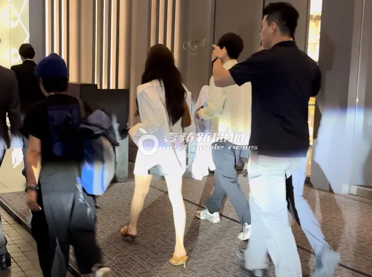 朴敏英秀出白皙美腿，全身保養相當完美。特勤中心攝