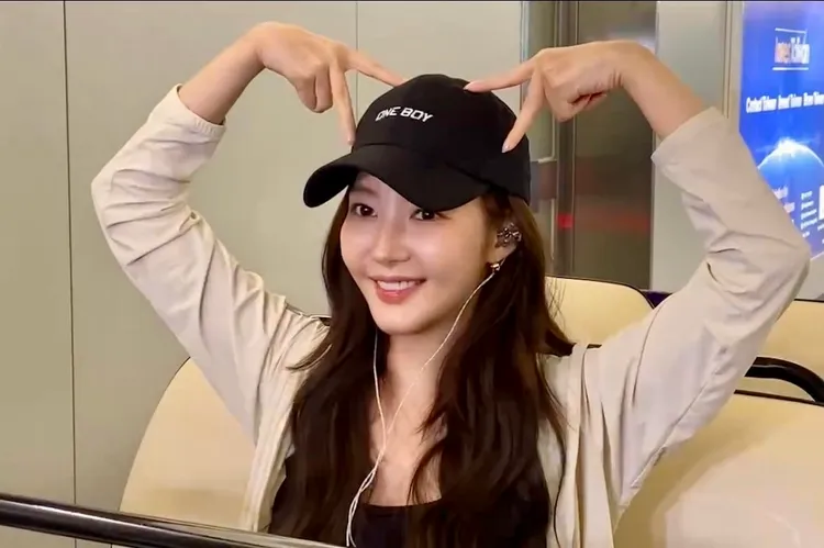 韓國女神朴敏英坐上機場接駁車，比出貓耳朵萌翻。ONE BOY提供