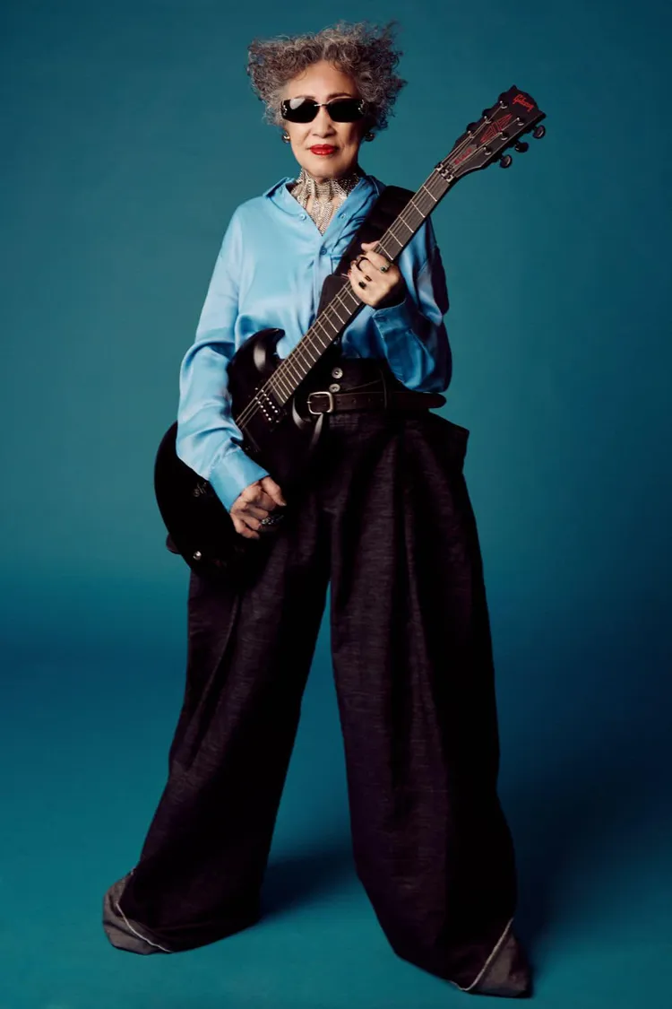 許常德在網路上公開「改造媽媽」的作品，只見許媽媽變身成為重金屬搖滾歌手，造型令人驚豔！翻攝《許常德的地下手記》粉絲頁