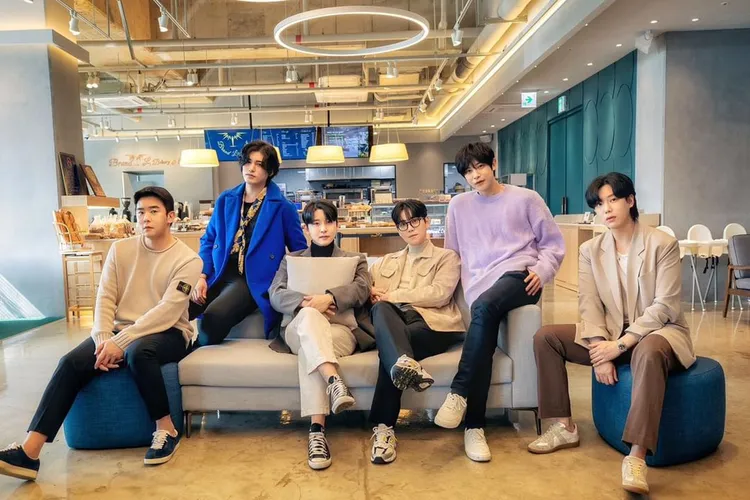 F.CUZ成員JINON（左起）、KAN、大建、來炫、李唯與藝浚難得合體。F.CUZ TAIWAN SUPPORT TEAM提供 