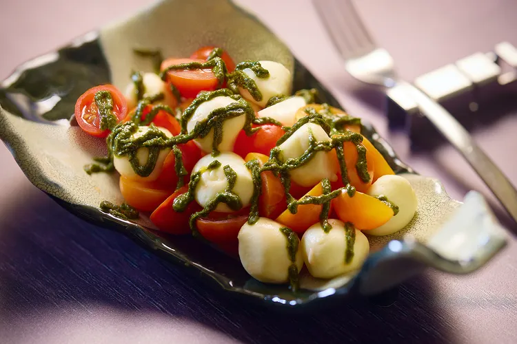 JR東日本大飯店台北鉑麗安自助餐推出的義大利美食饗宴還有由義大利國旗顏色組成的「卡布里沙拉」，清爽又美味。業者提供