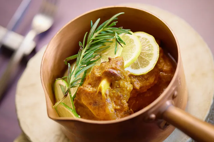 義大利米蘭的節慶代表料理「米蘭式燉羊膝」，小牛膝加上白葡萄酒、洋蔥、鯷魚、大蒜進行煎煮，再加入番茄、胡蘿蔔、芹菜等燉煮1個小時以上，加入義大利瑪莎拉酒提升風味。業者提供