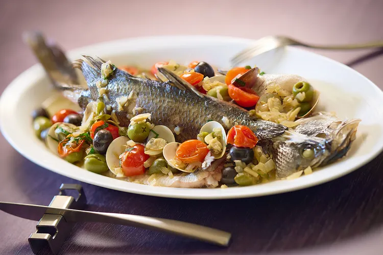 陳永儒主廚特別推薦初夏清爽口感的拿波里漁民風味菜「義式水煮魚」，選用肉質細嫩的鱸魚，以金黃蒜油加上酸爽白酒、番茄、橄欖及貝類海鮮等組成的美味湯汁。業者提供