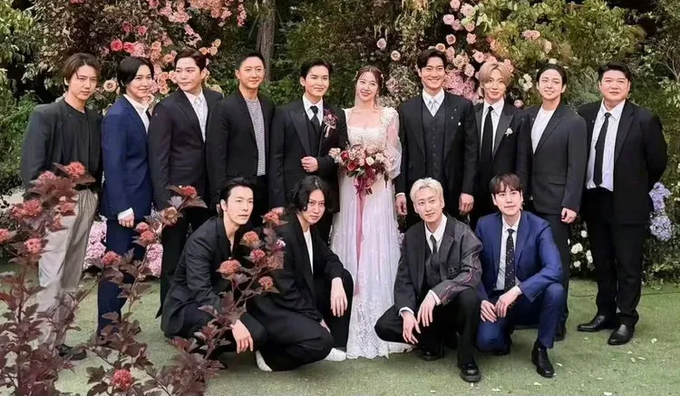 SJ全員到齊，連淡出SJ活動的晟敏（後排左二起）、退團的強仁、中國成員韓庚、起範（後排右二）都到了。翻攝IG