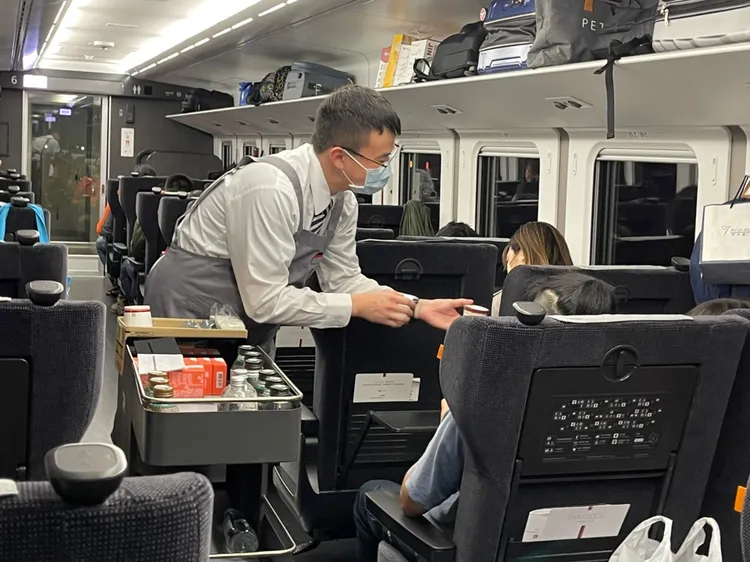 騰雲座艙座位前方備有收納式餐桌，並提供餐飲服務。台鐵提供