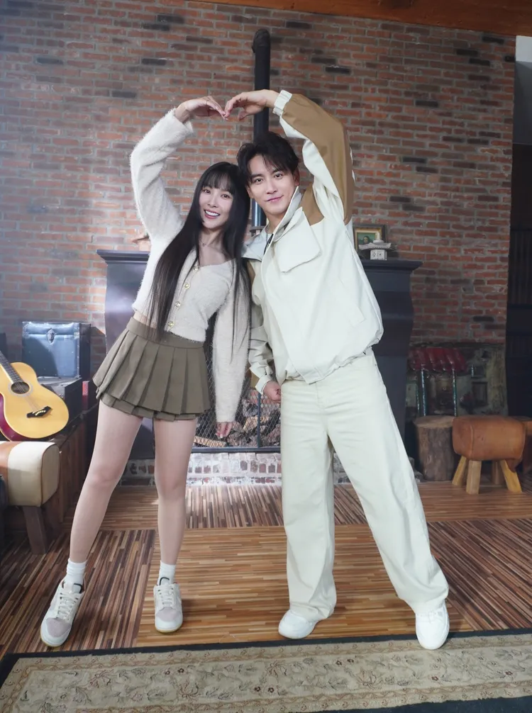 陳德修與Rina比愛心。陳德修工作室提供