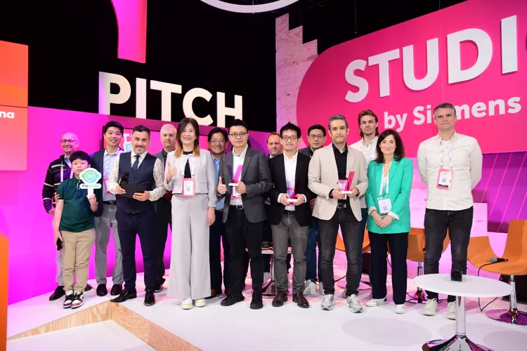 國科會許增如處長(前排左3)、SEMI國際半導體產業協會全球行銷長暨台灣區總裁曹世綸(後排右2)、法國CEA-Leti新創計畫主管Sylvain Colomb(後排右3)等評審，與獲得晶創競賽國際評審獎的繁晶科技、龢諧科技、ManoMotion Hand Interaction XR(前排左4至6)合影。國科會提供。