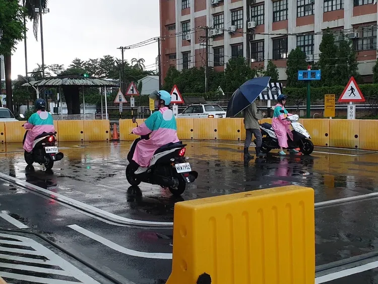 嘉義縣市機車駕訓班的費用大約3200元。嘉市府提供