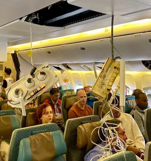 新加坡航空遇亂流畫面曝光!乘客、空服員拋撞天花板 增至2人死亡