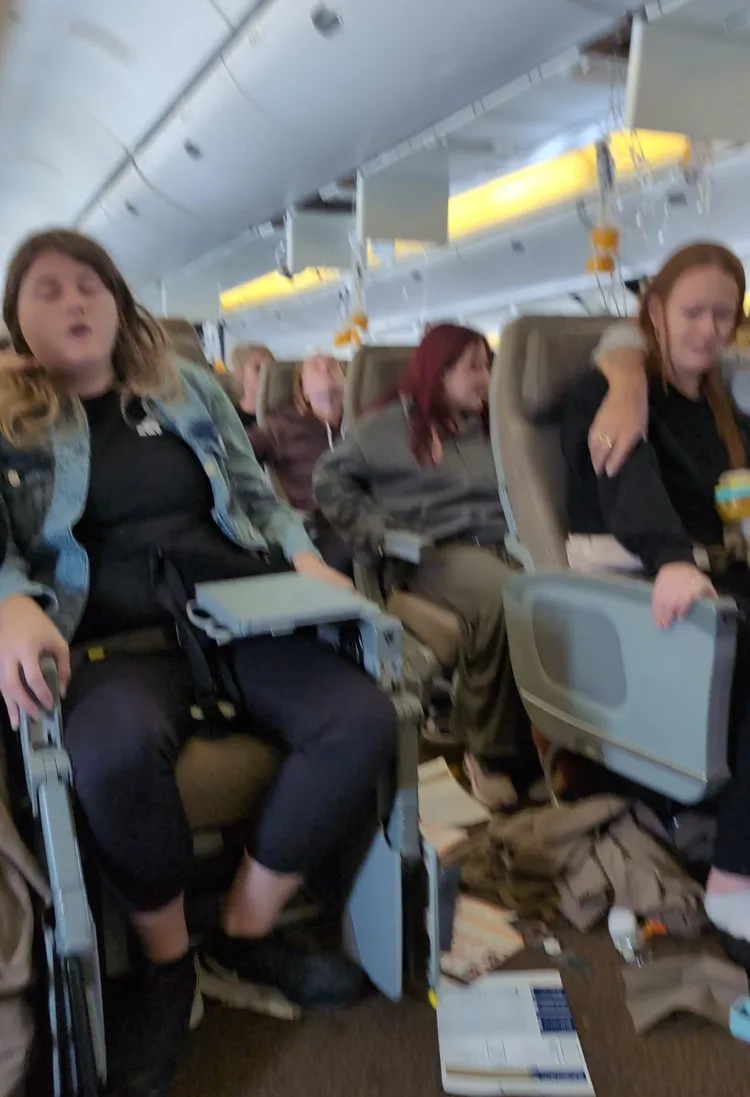 新航SQ321客機遇上強烈亂流，飛機內天花板被撞開，地上一片狼籍。翻攝　@BanditOnYour6的X