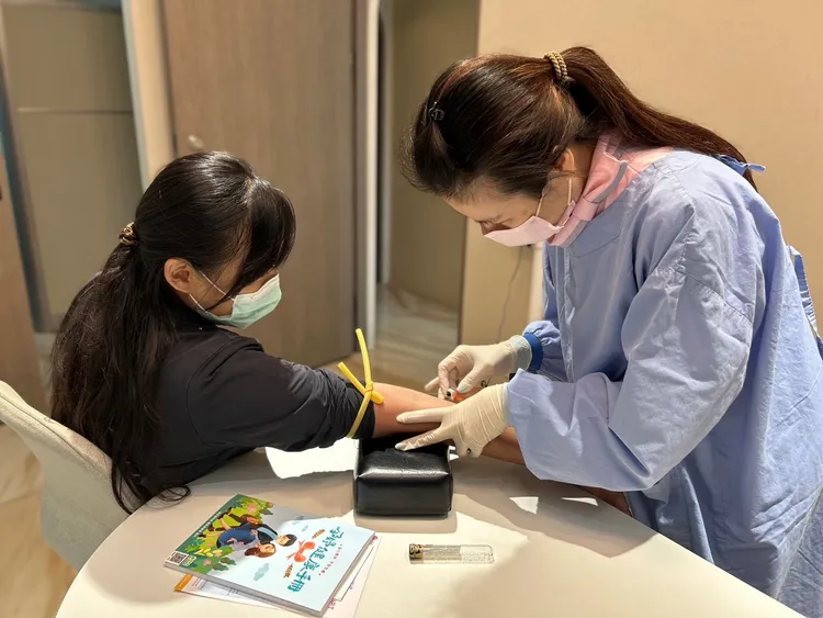 抽血檢測胎兒染色體。宋俊宏婦幼醫院提供）