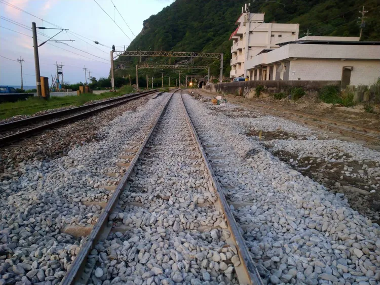 月台雨棚柱受損嚴重而停用的崇德車站，也正日夜趕工全面整修。台鐵提供