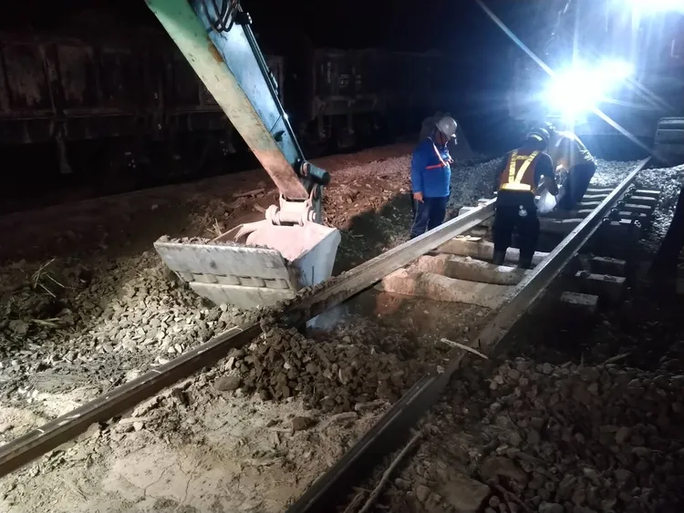 和仁站南邊K48+500路段，因為遭大量土石流掩蓋過，目前列車仍維持30公里慢行。台鐵提供