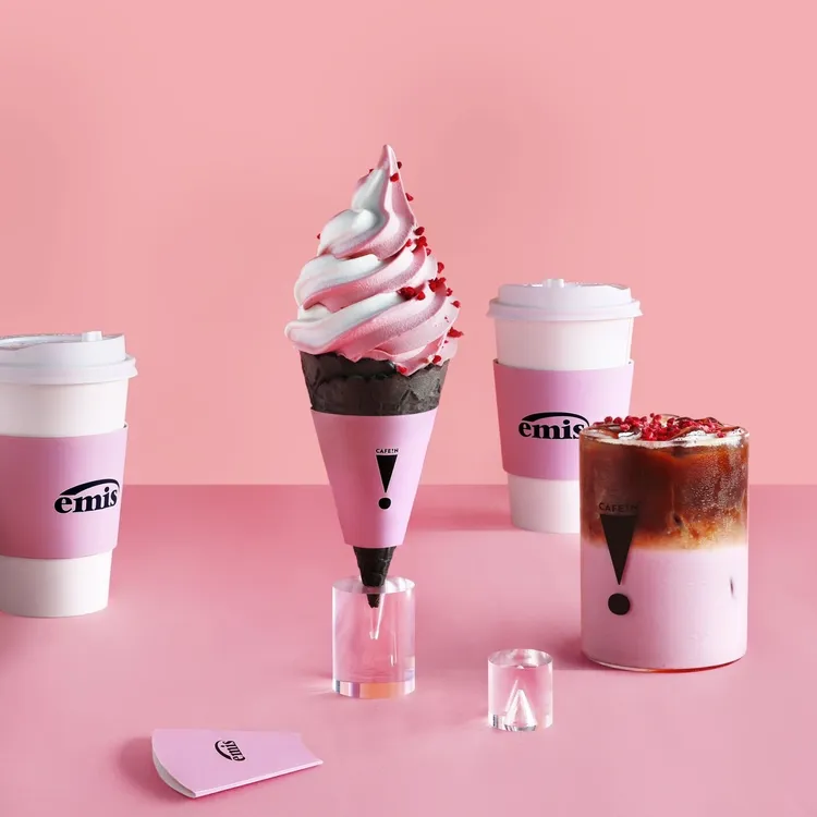 emis與CAFE!N硬咖啡合作推出系列餐飲。品牌提供