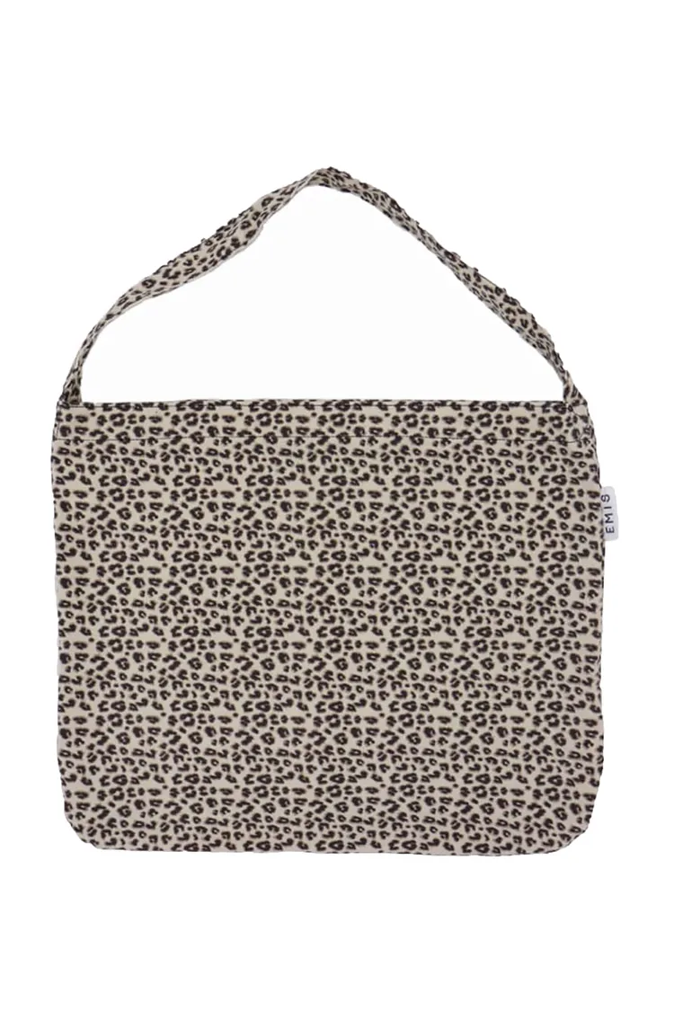 張員瑛同款奶油色豹紋包將在台中快閃店販售。品牌提供