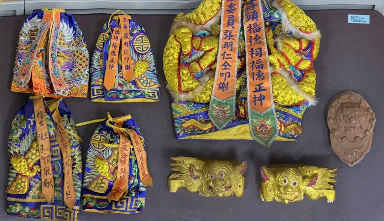 警方起出好幾件神衣。讀者提供