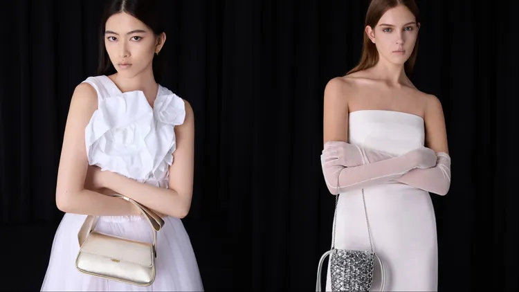 包款也沿用了串珠、水晶等設計元素。品牌提供