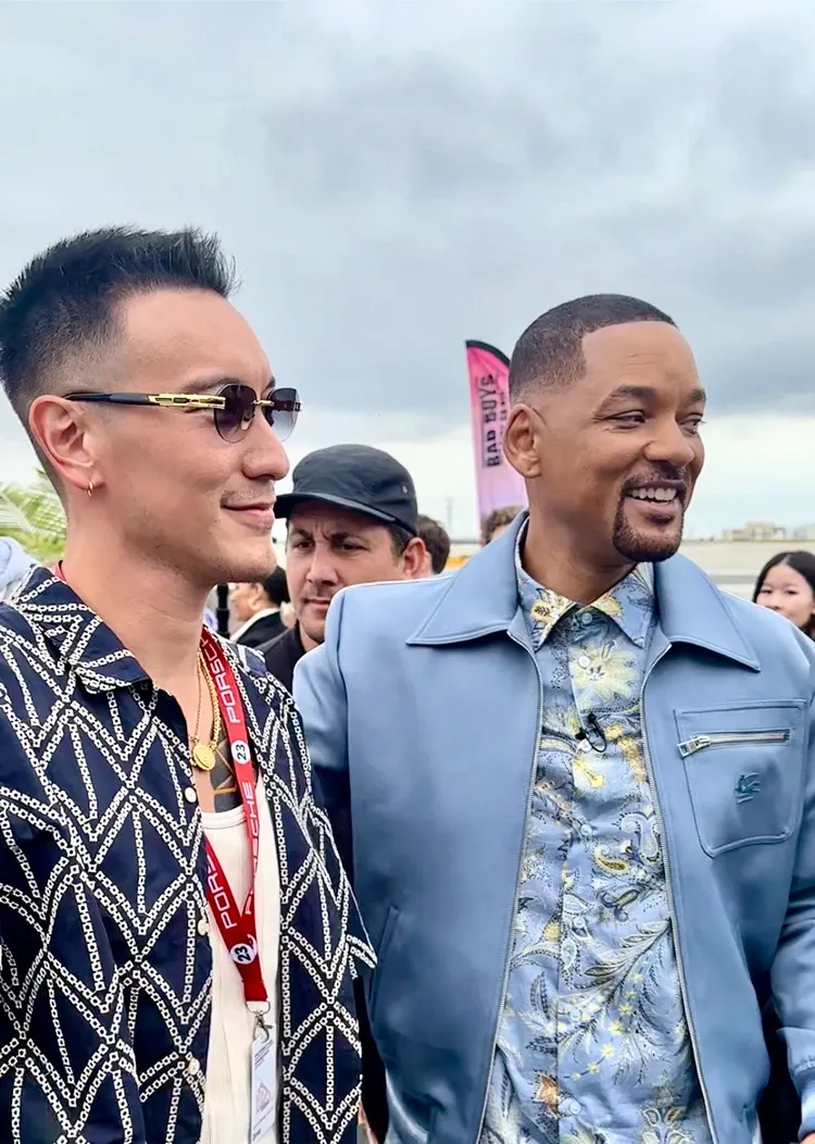 王陽明（左）與主角威爾史密斯打招呼。索尼影業提供