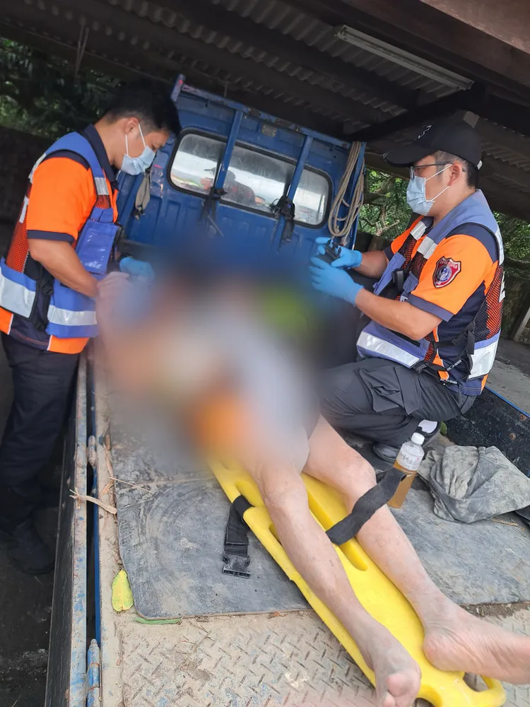 員警以小貨車將老翁運下山，交由警消接手救治。讀者提供
