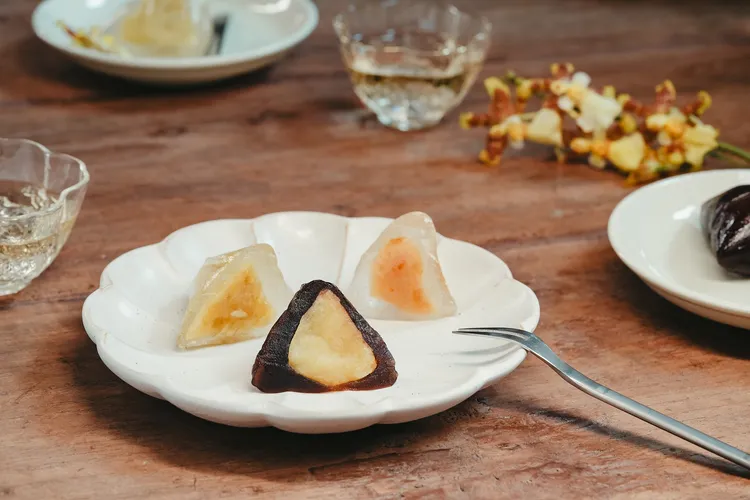 舊振南推出端午「仲夏日和．冰粽禮盒」，納入招牌「黑糖綠豆沙」及全新口味「愛文芒果青」、「柚香蜂蜜」。業者提供