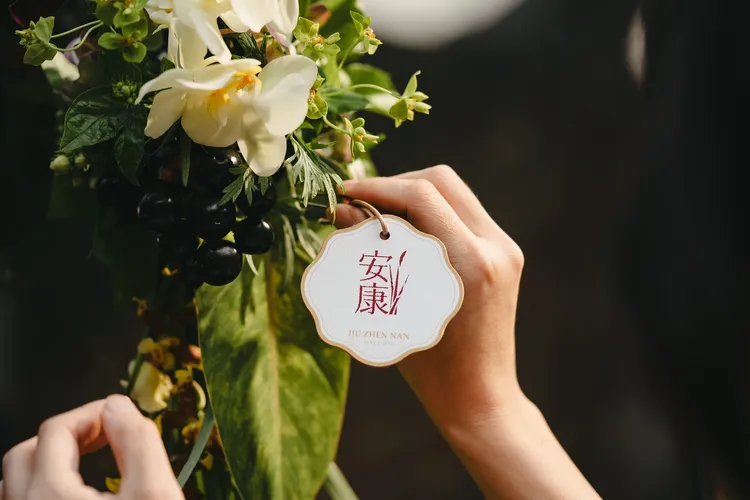 舊振南與花藝品牌「島上花事」合作，以新穎菖蒲花藝塑造端午新氛圍，祈願安康豐收。業者提供