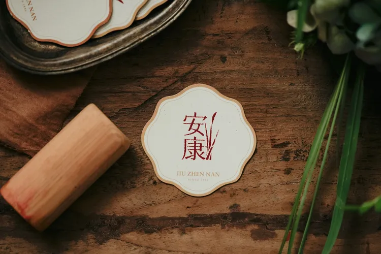 將香包化身為蓋有「安康」的印章小卡，如同蓋印章於漢餅上的喜悅祝福，將安康小卡掛上菖蒲花藝，期許端午一切安康。業者提供
