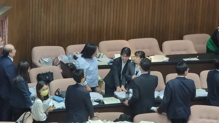綠委王美惠不滿議事人員繼續宣讀條文。蘇柏銓攝