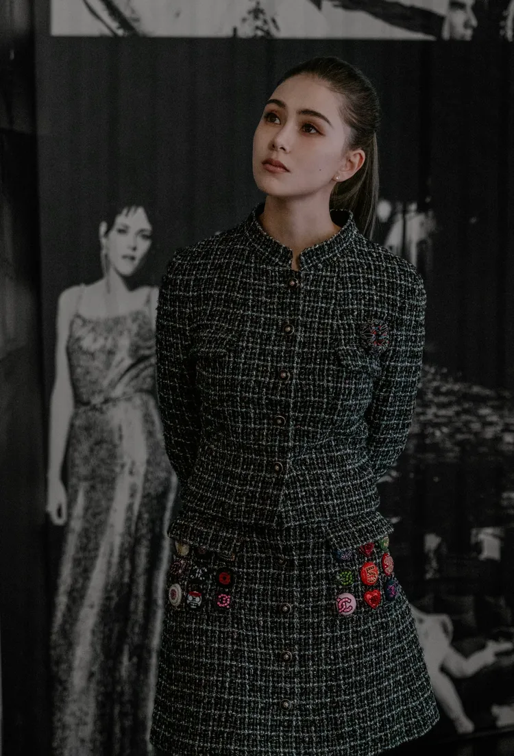 昆凌身著香奈兒2024/25秋冬前導系列黑色皮革短袖外套與長裙。品牌提供