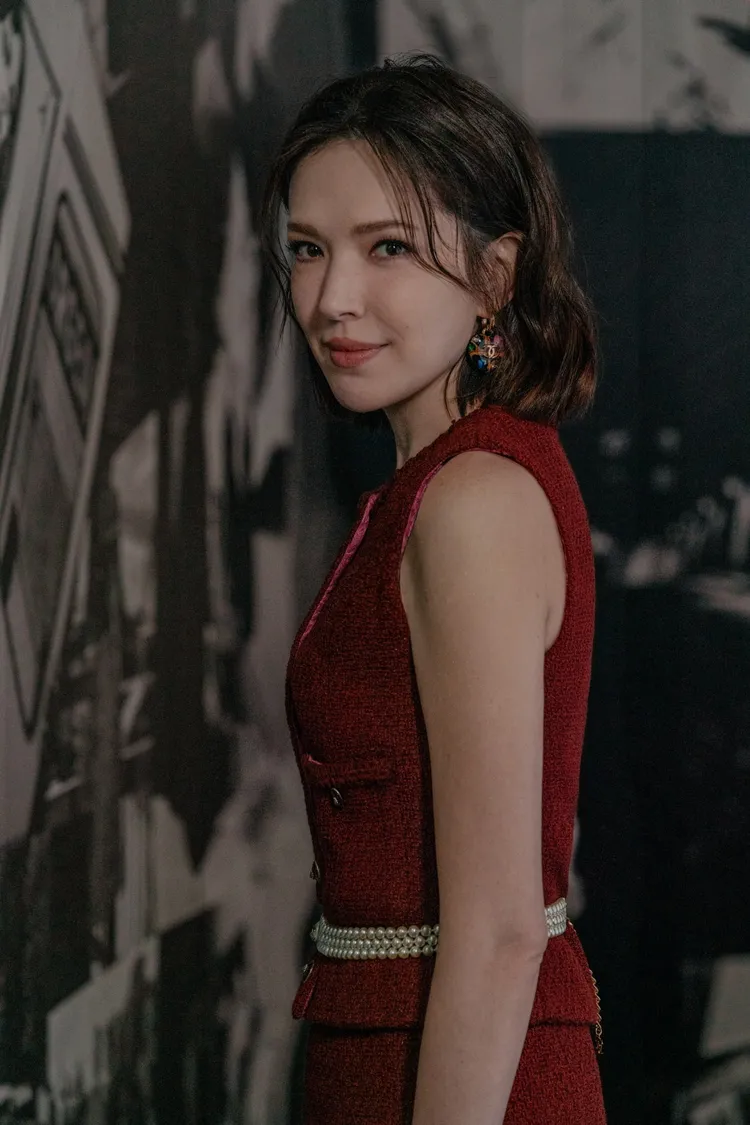 許瑋甯身著香奈兒2023/24 Métiers d’art工坊系列棕色羊毛斜紋軟呢背心與短裙。品牌提供