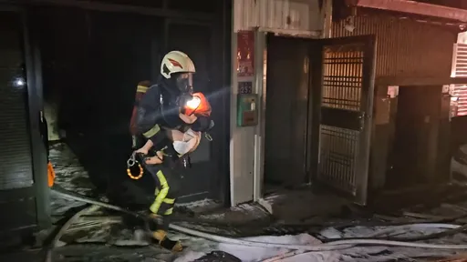 彰化透天民宅火警 24歲女及4歲男童受困3樓廁所獲救