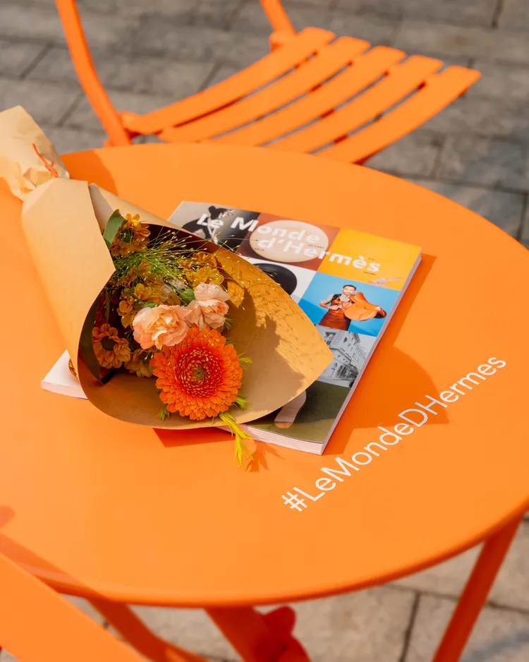 可在橘色小花園拿到可愛的花束。品牌提供