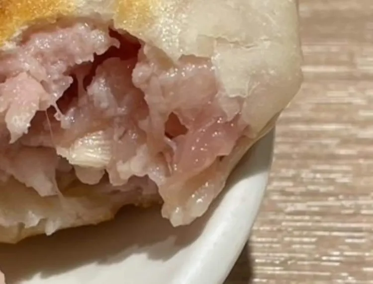 民眾在朱記餡餅粥店吃到生肉餡餅，直呼：「那豬肉還生的發亮」。翻攝爆料公社